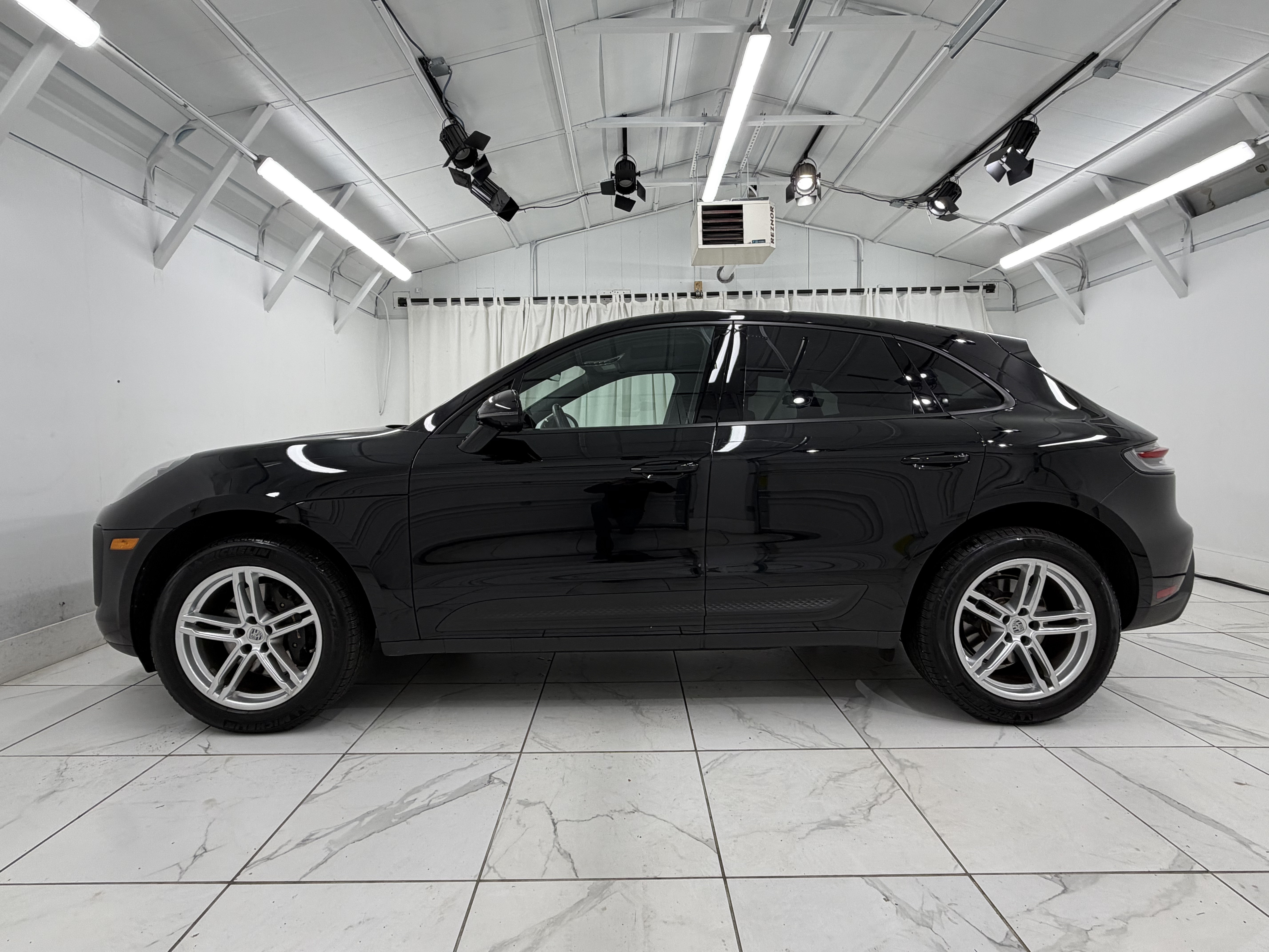 Certified 2025 Porsche Macan AWD/4WD image 2