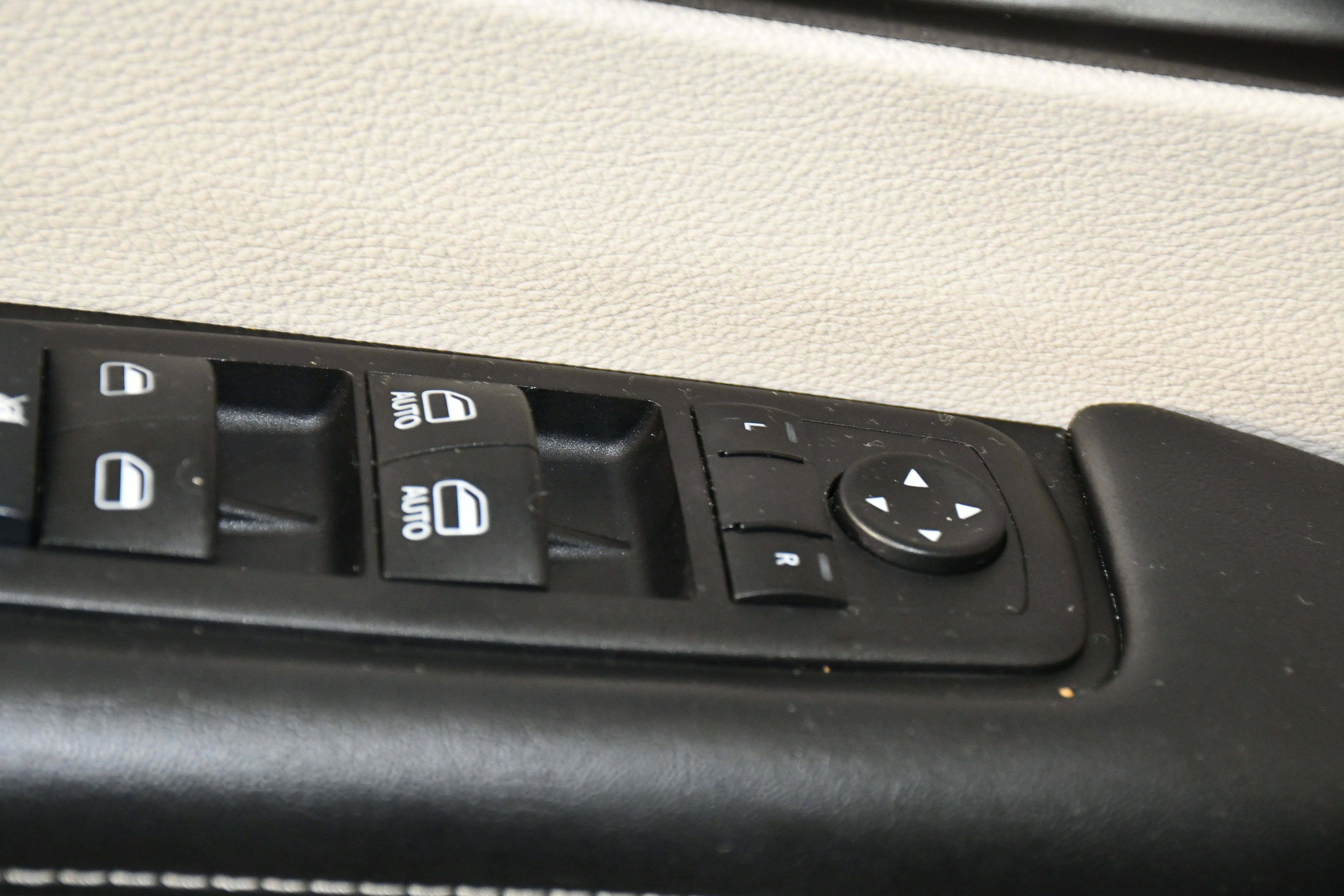 Used 2024 Chrysler Pacifica Touring-L image 34