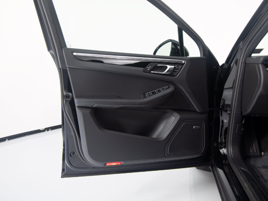 Certified 2026 Porsche Macan AWD/4WD image 19