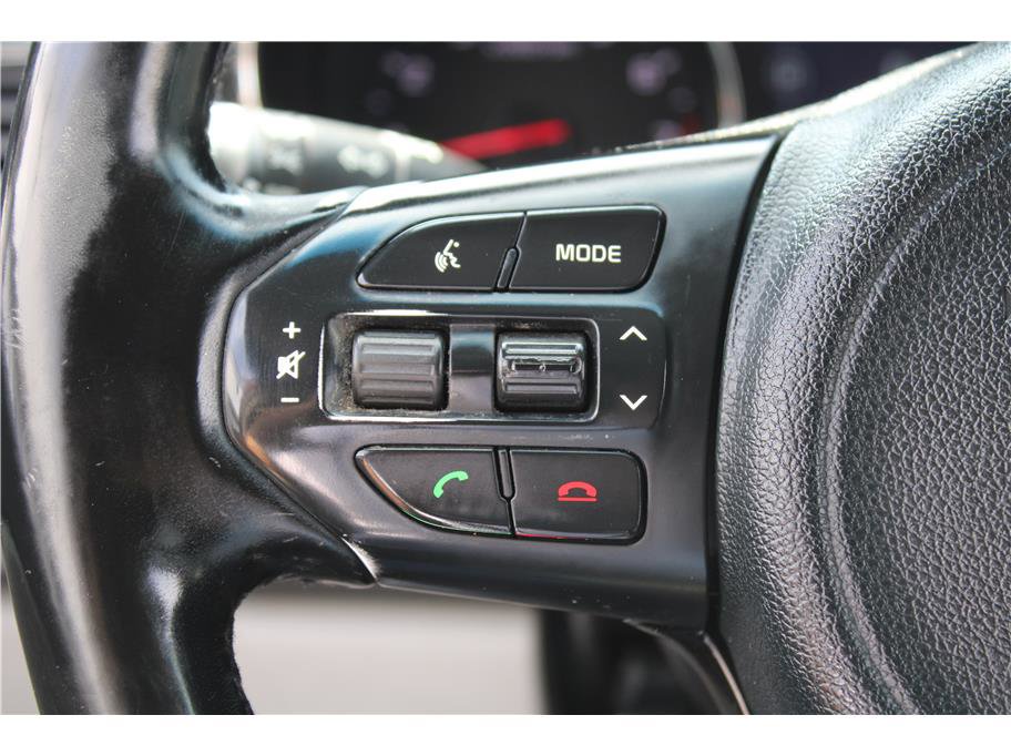 Used 2017 Kia Sedona LX w/ LX Essentials Premium Package FWD image 17