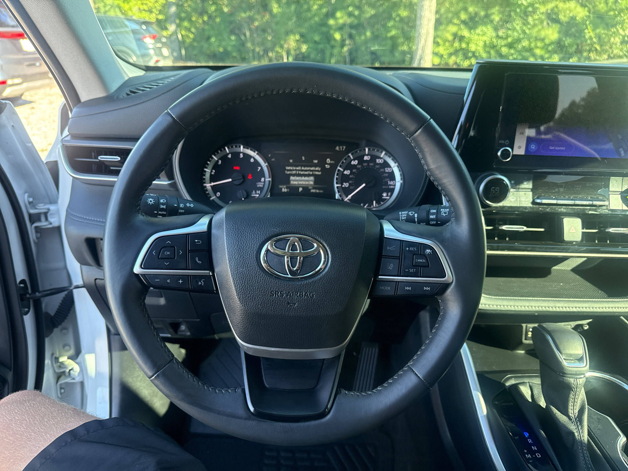 Used 2024 Toyota Highlander LE FWD image 12