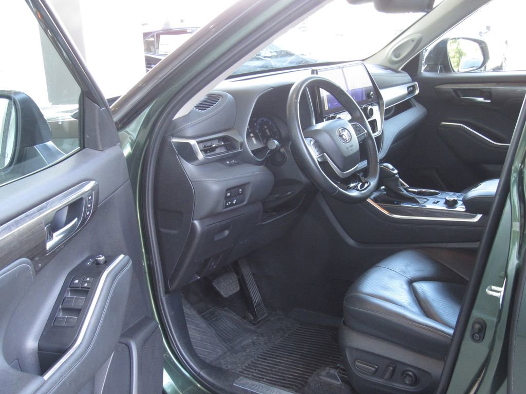 Used 2023 Toyota Highlander Limited image 9