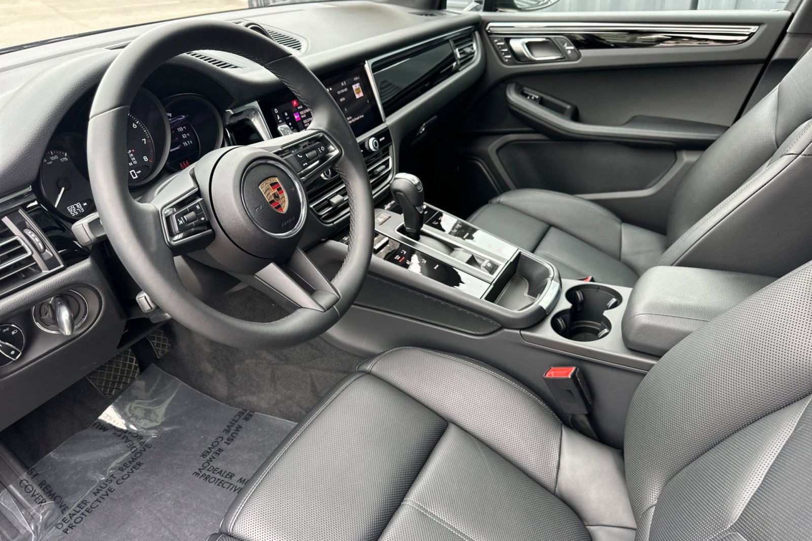 Used 2025 Porsche Macan image 4