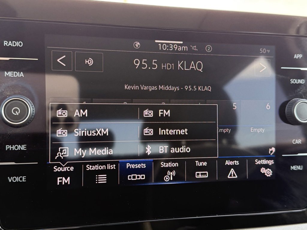 Certified 2025 Volkswagen Taos SE image 11