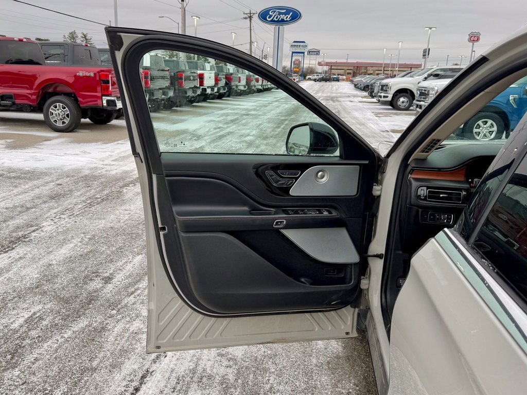 Used 2020 Lincoln Aviator Reserve w/ Equipment Group 202A image 13