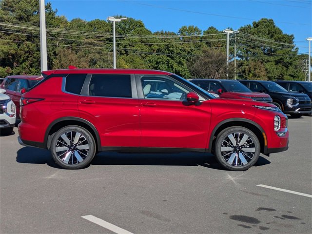 New 2025 Mitsubishi Outlander SE image 2