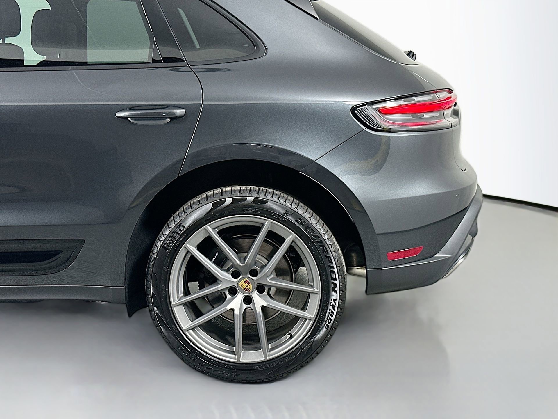 Certified 2025 Porsche Macan image 12