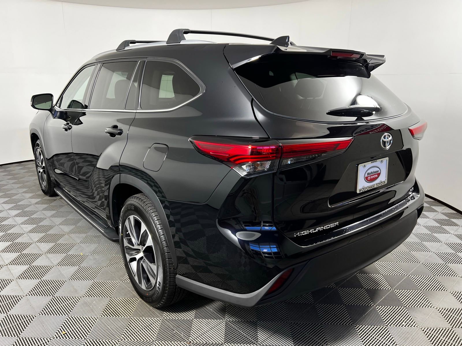 Used 2022 Toyota Highlander XLE FWD image 7