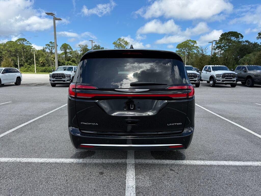 Used 2026 Chrysler Pacifica Limited FWD image 4