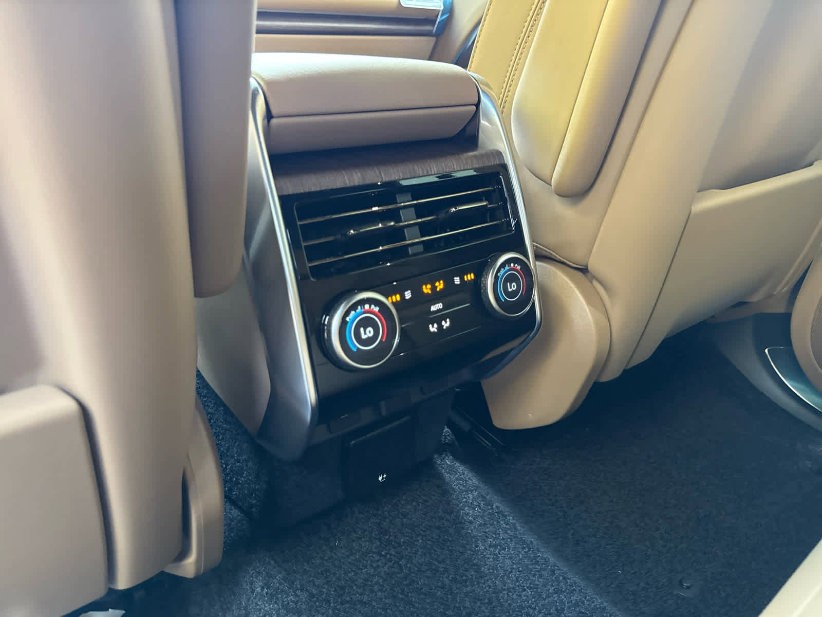 New 2025 Land Rover Range Rover SE image 17