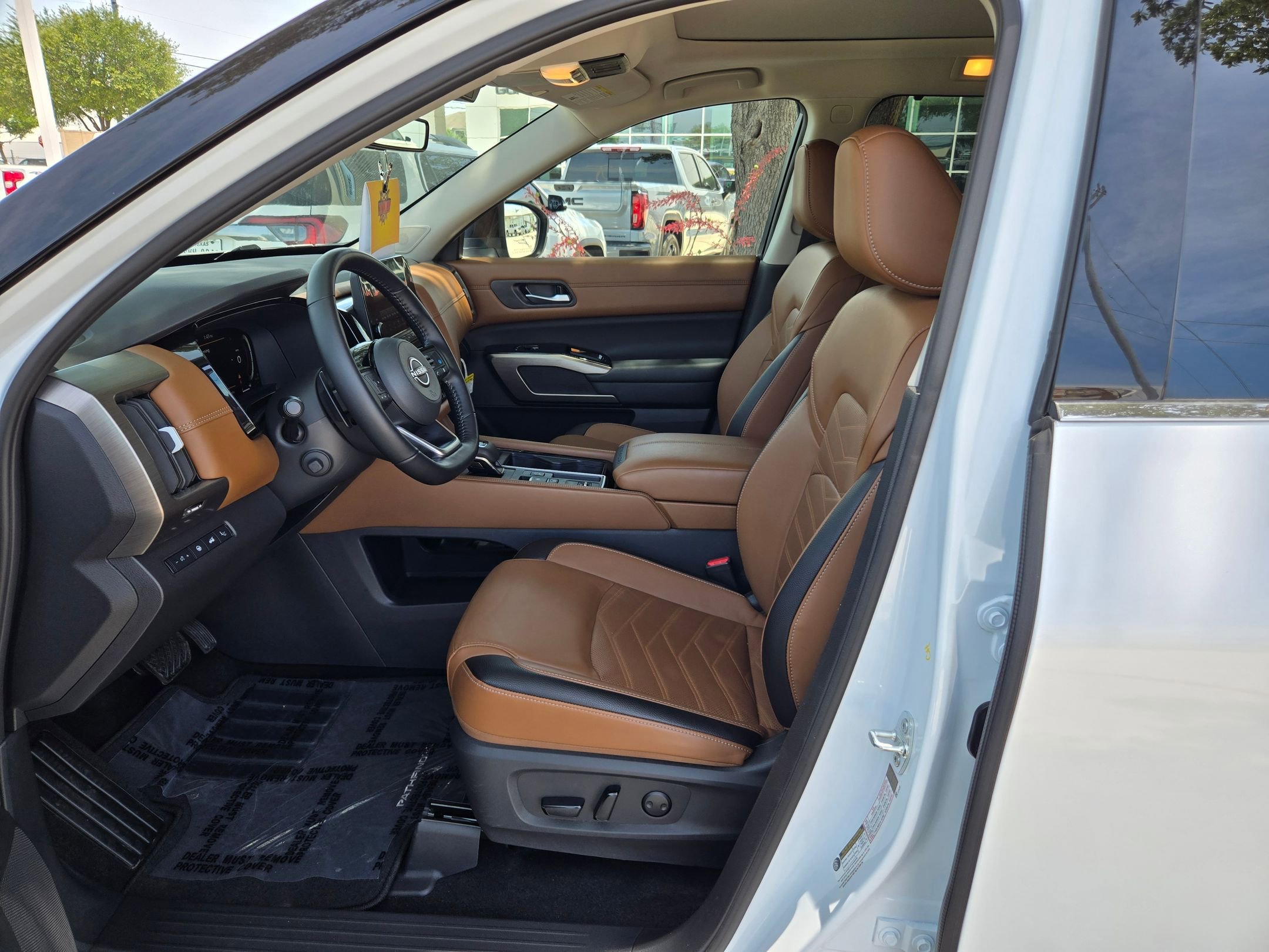 Used 2025 Nissan Pathfinder Platinum w/ Cargo Package FWD image 9