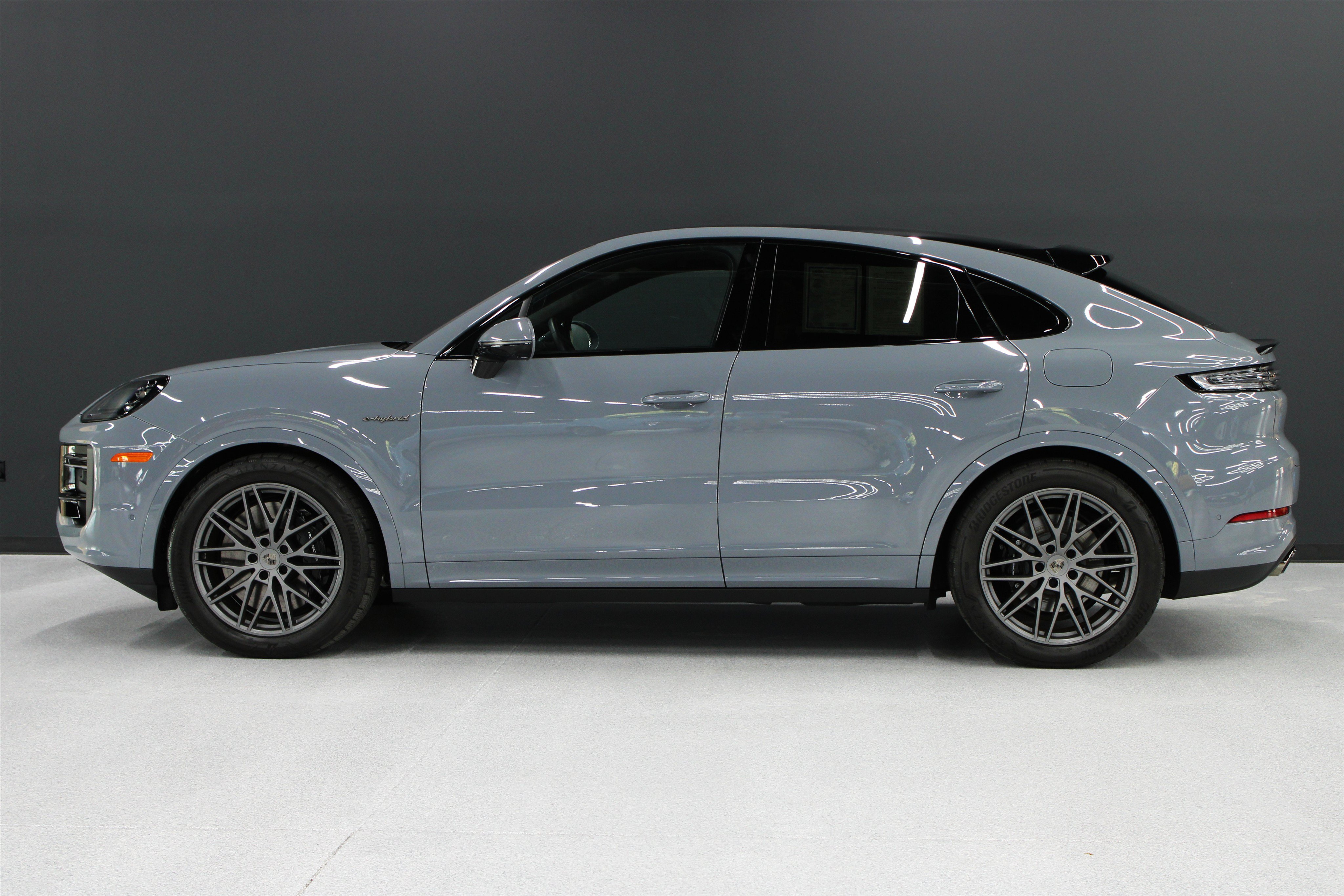 Used 2025 Porsche Cayenne Turbo AWD/4WD image 38