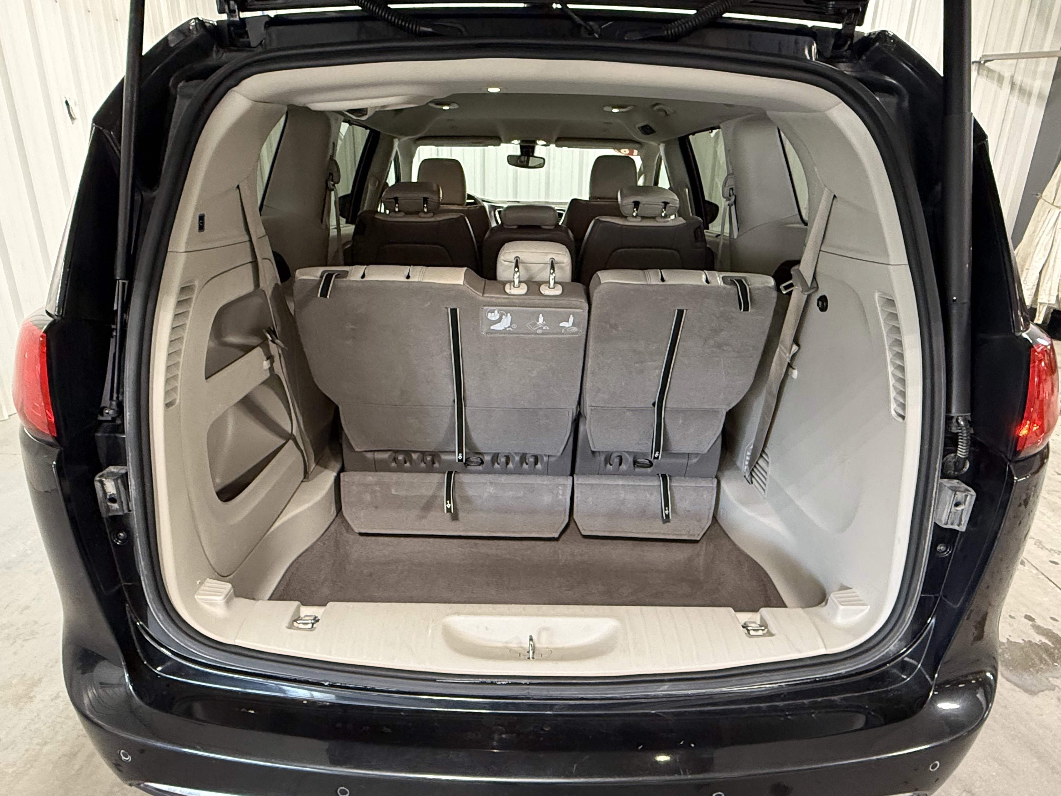 Used 2018 Chrysler Pacifica Touring-L FWD image 5