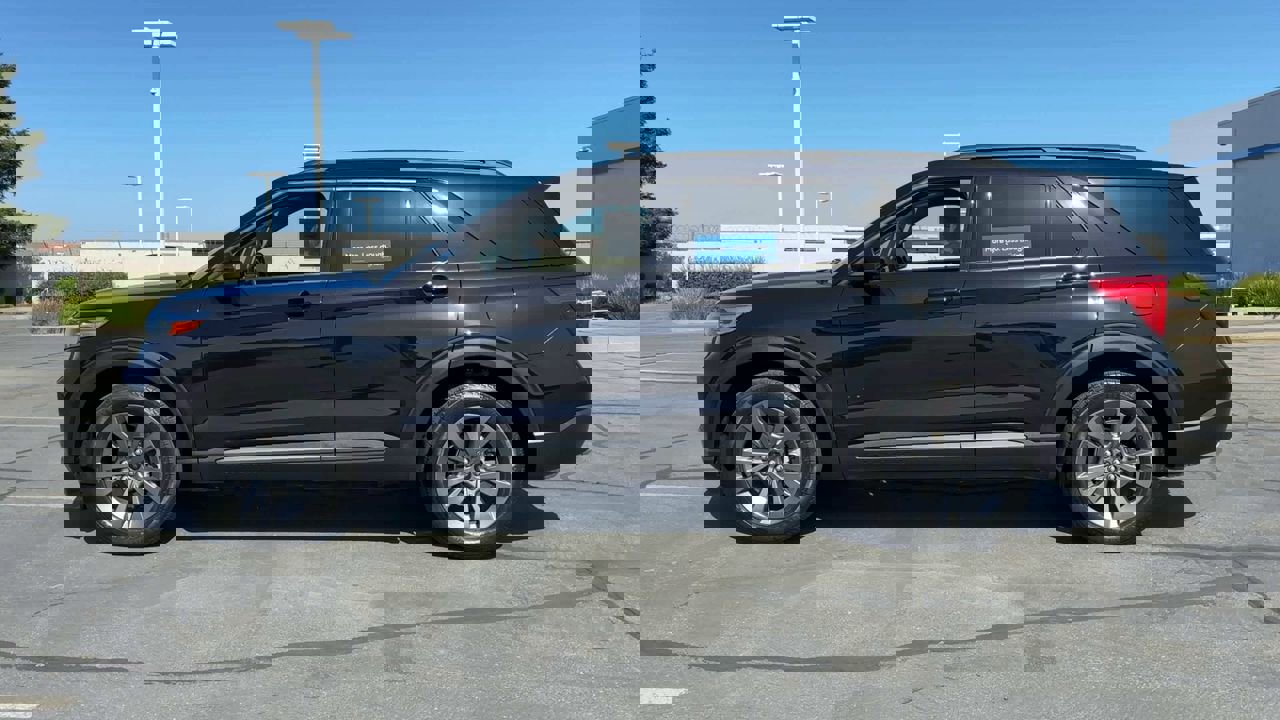 Used 2022 Ford Explorer XLT w/ Equipment Group 202A image 5