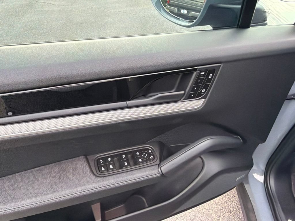 Used 2025 Porsche Cayenne AWD/4WD image 12