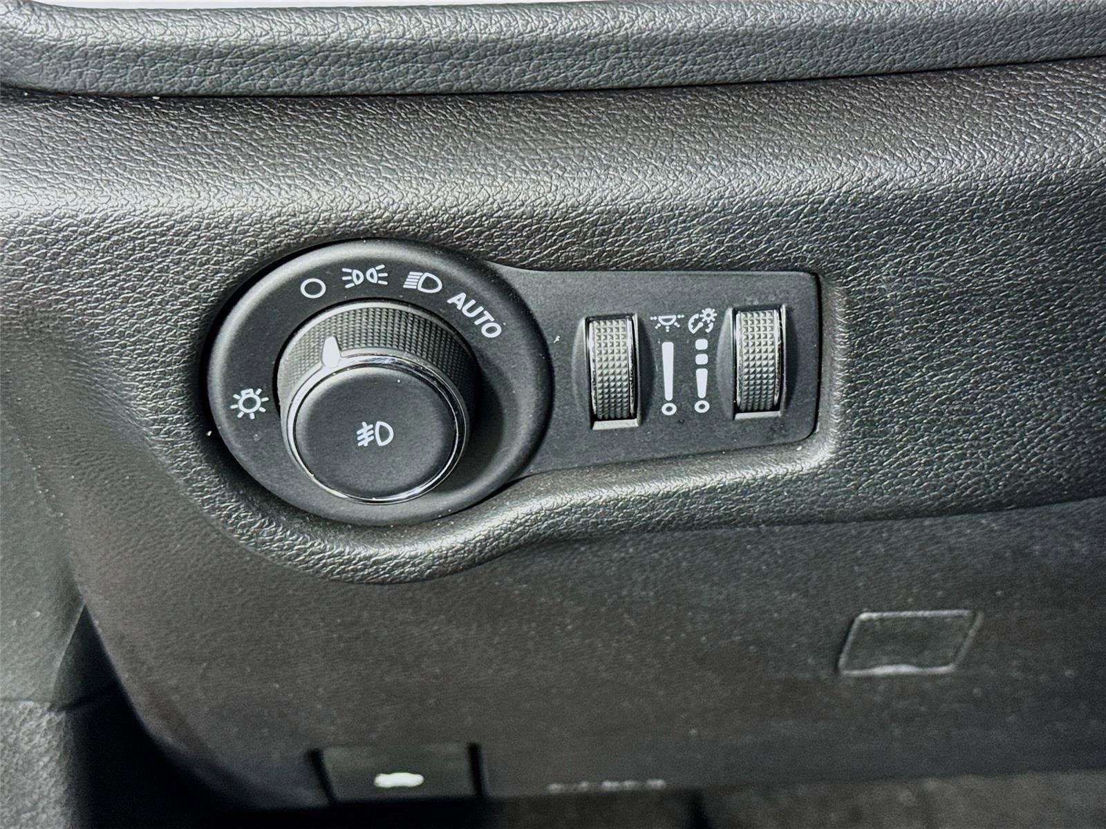 Used 2021 Chrysler Pacifica Touring-L w/ Uconnect Theater Family Group FWD image 11