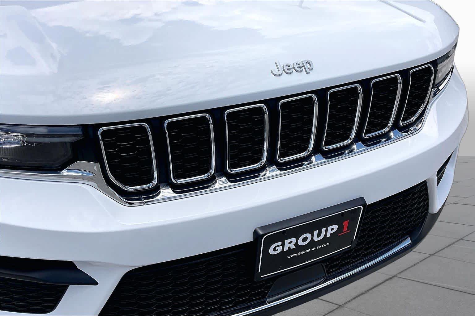 Used 2025 Jeep Grand Cherokee Laredo X AWD/4WD image 32