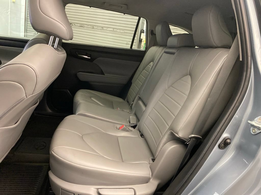 Used 2024 Toyota Highlander XLE FWD image 21