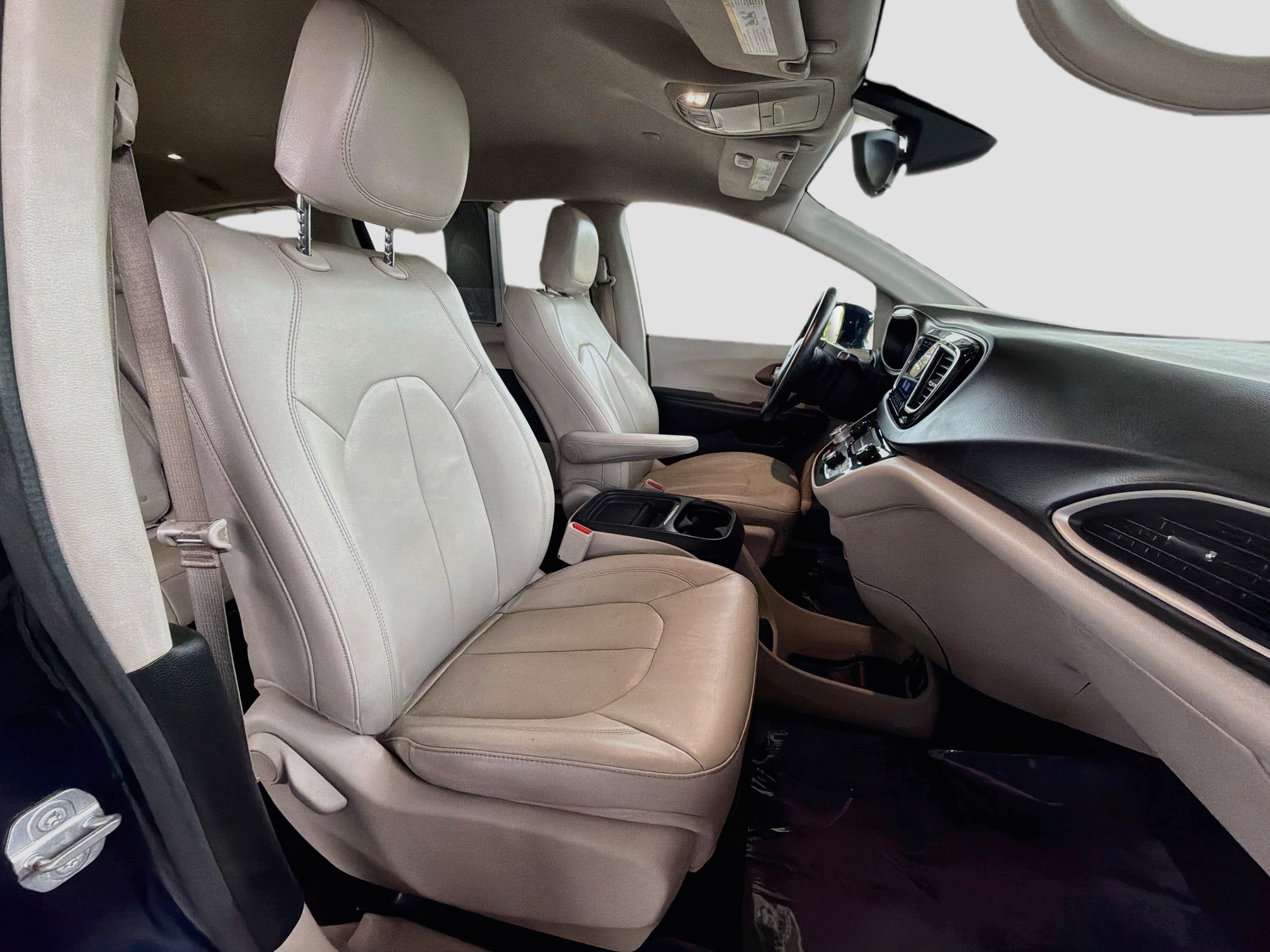 Used 2017 Chrysler Pacifica Touring-L FWD image 32