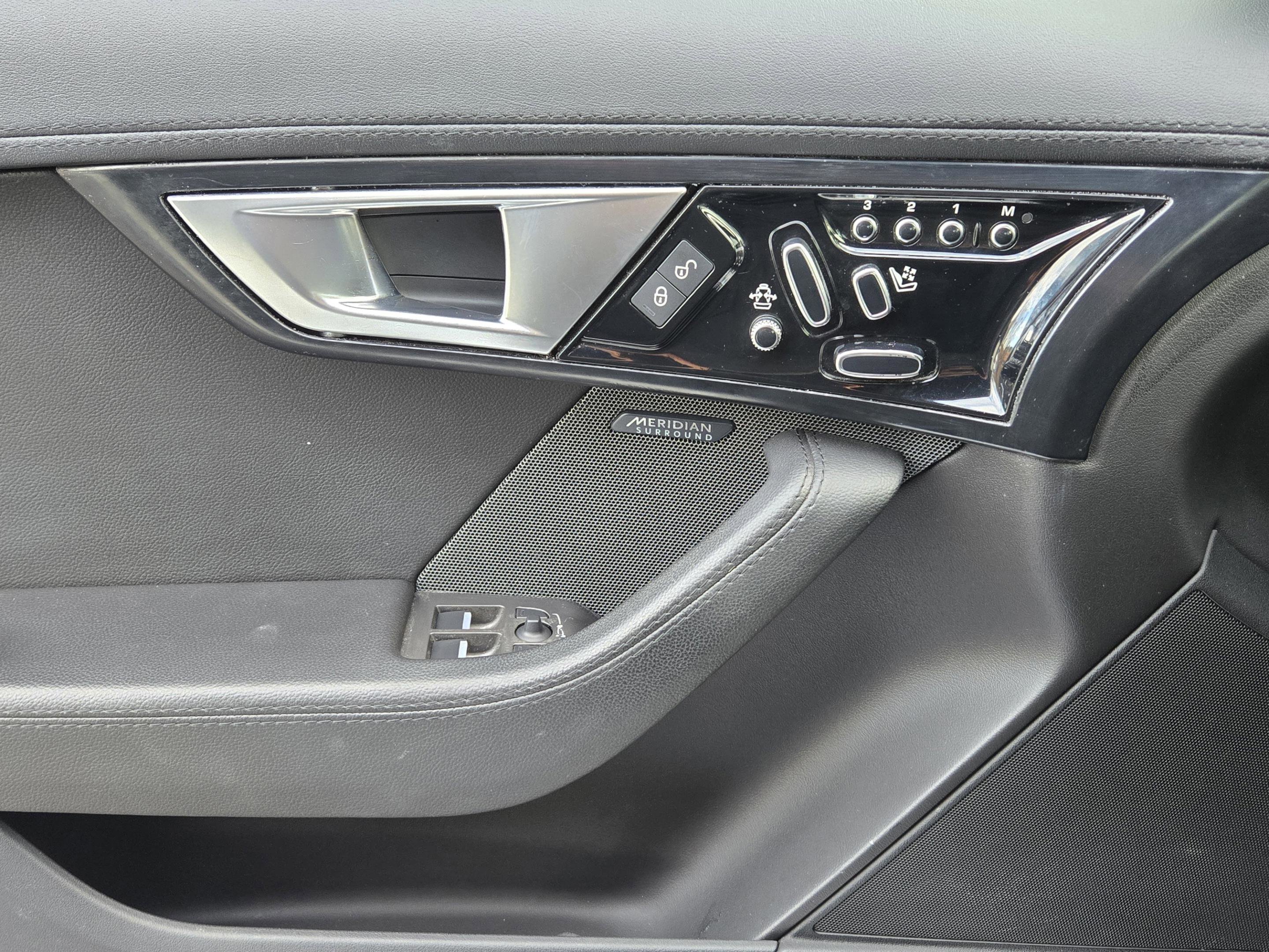 Used 2016 Jaguar F-TYPE S image 33