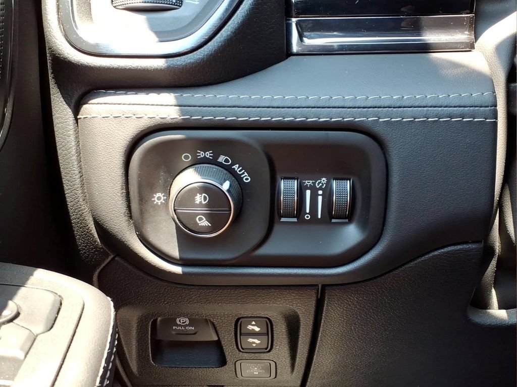 Used 2025 RAM 1500 Limited AWD/4WD image 15