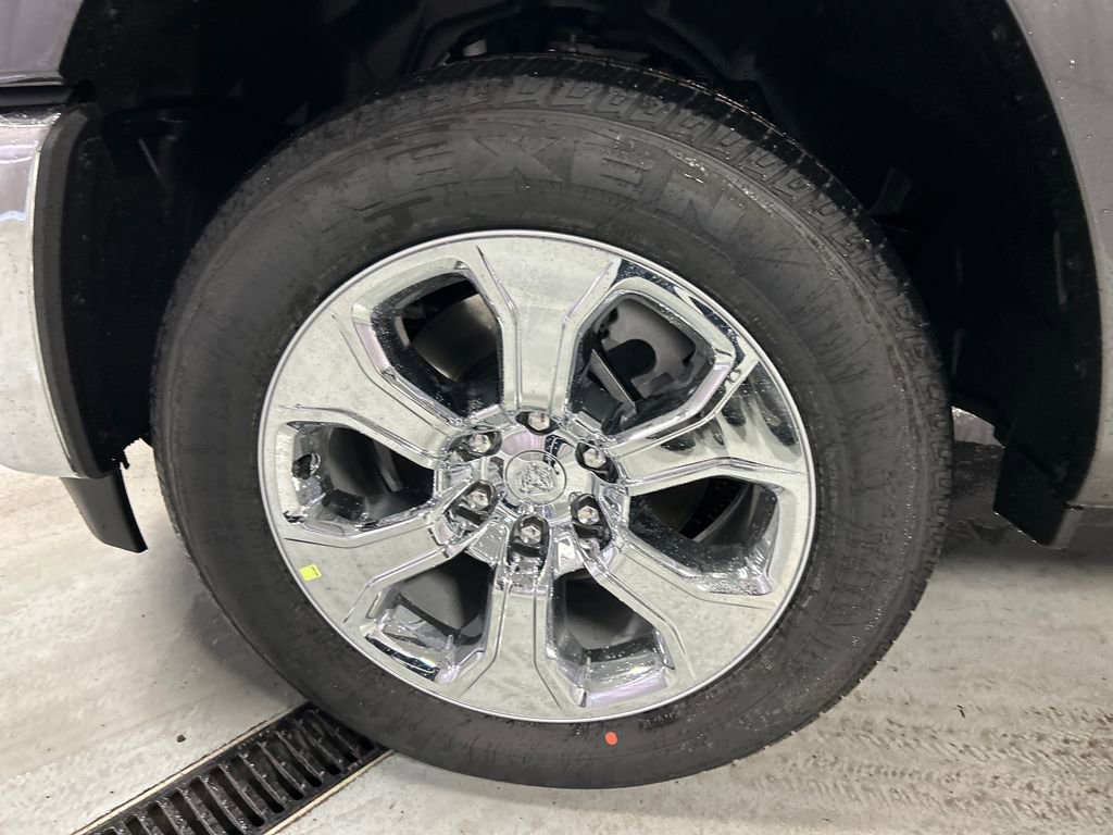 New 2026 RAM 1500 4x4 Crew Cab image 9