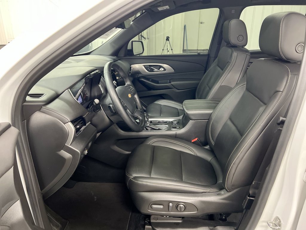 Used 2023 Chevrolet Traverse LT w/ LT Premium Package AWD/4WD image 21