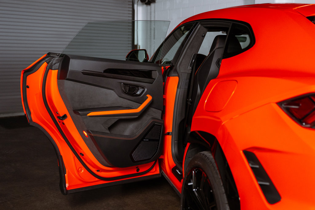 Used 2025 Lamborghini Urus SE AWD/4WD image 35
