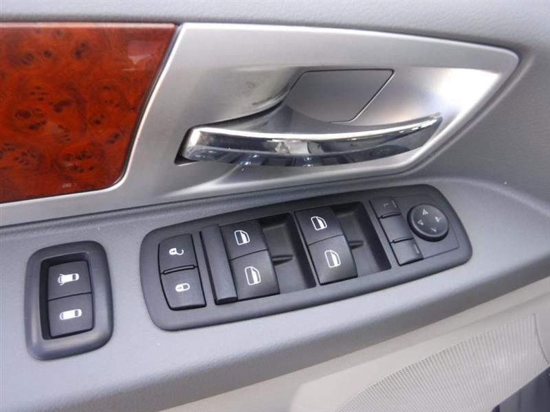 Used 2009 Chrysler Town & Country Touring image 38