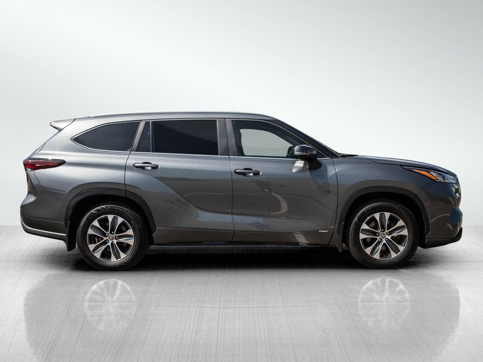 Used 2025 Toyota Highlander XLE AWD/4WD image 8