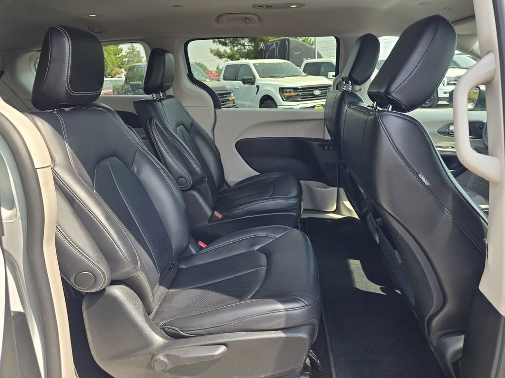 Used 2023 Chrysler Pacifica Touring-L FWD image 13
