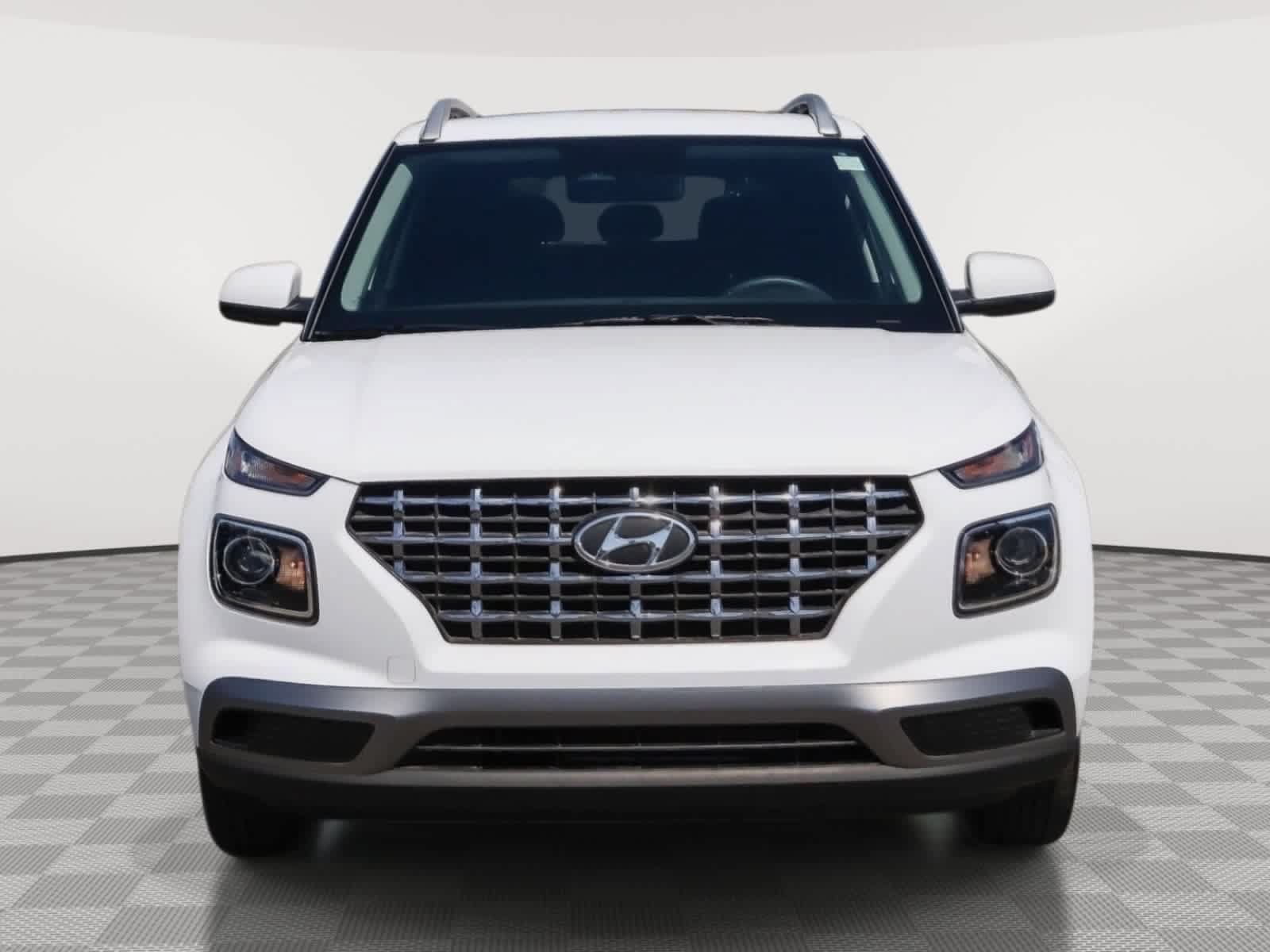 Used 2024 Hyundai Venue SEL FWD image 2