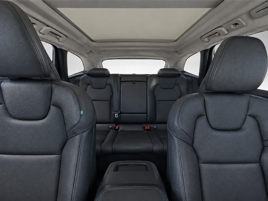 Certified 2023 Volvo XC60 B5 Plus w/ Protection Package Premier AWD/4WD image 17