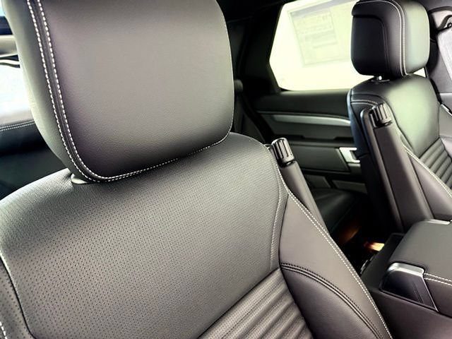 Certified 2025 Land Rover Discovery Dynamic SE AWD/4WD image 46