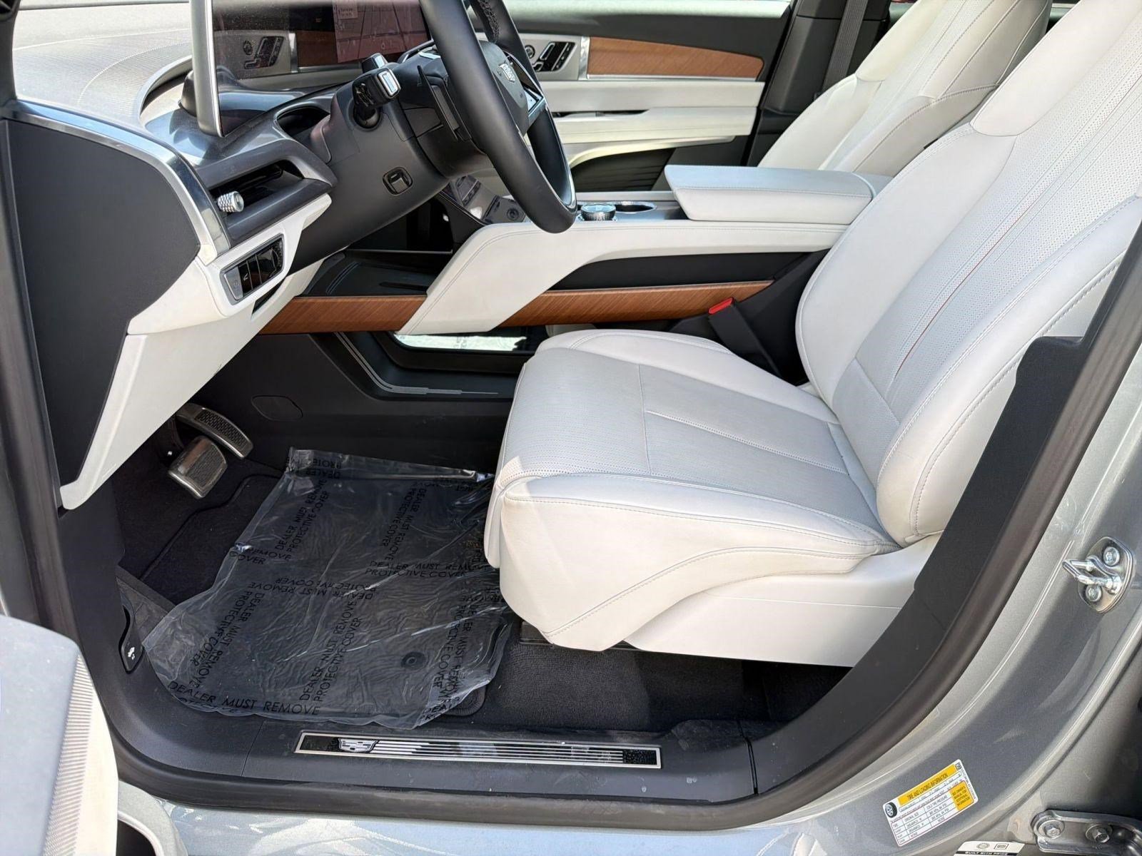 Certified 2026 Cadillac Vistiq Luxury image 4