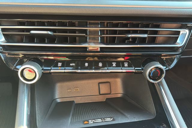 Used 2025 Chevrolet Traverse LT w/ Driver Confidence Package image 14