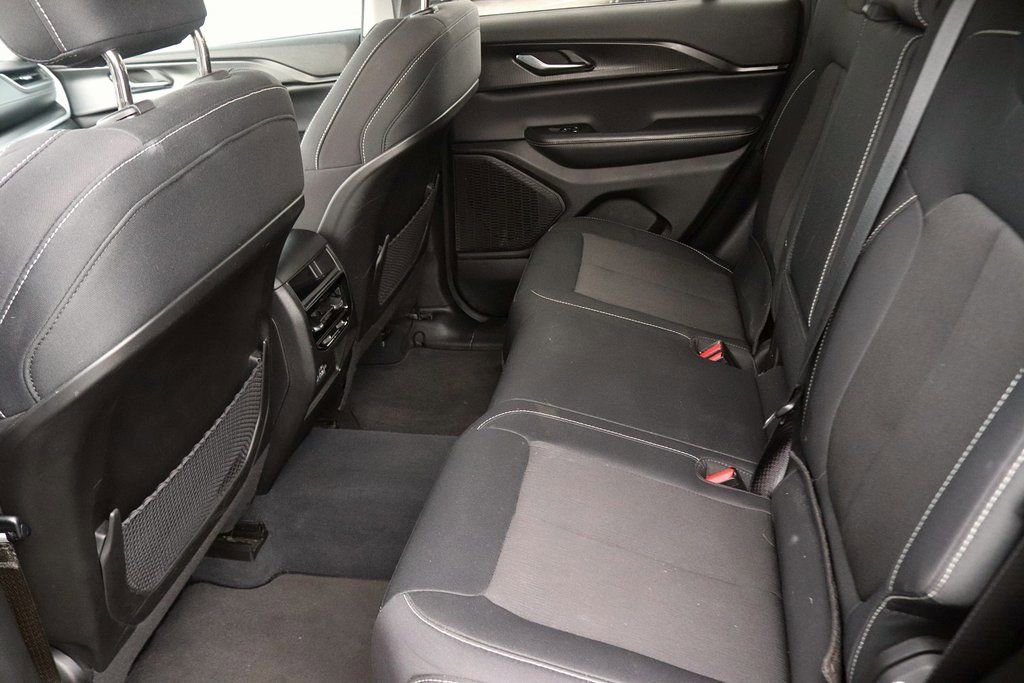 Used 2023 Jeep Grand Cherokee Laredo AWD/4WD image 14