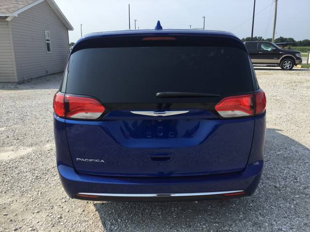 Used 2018 Chrysler Pacifica Touring Plus w/ Tire & Wheel Group FWD image 4