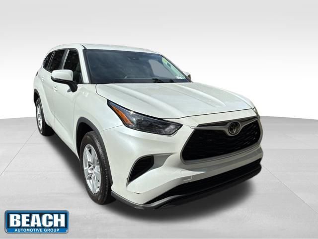 Used 2023 Toyota Highlander L FWD image 1