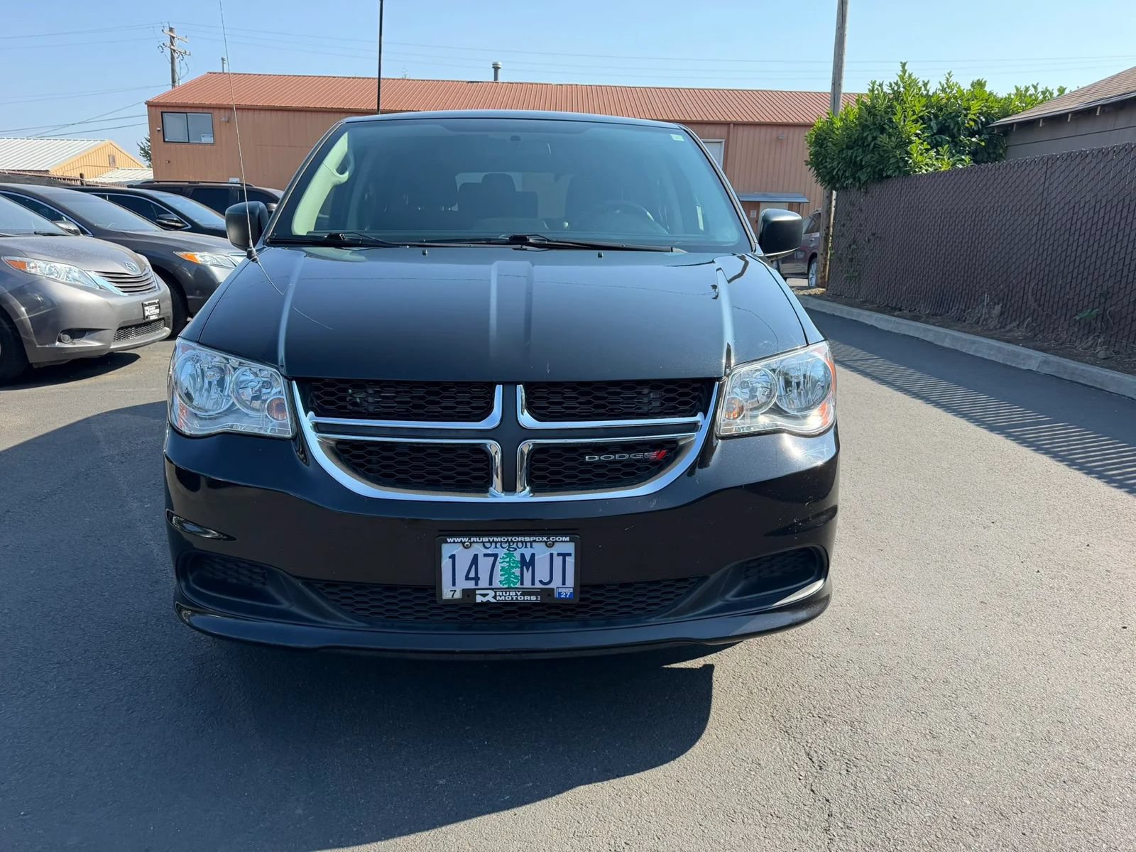 Used 2018 Dodge Grand Caravan SE FWD image 2