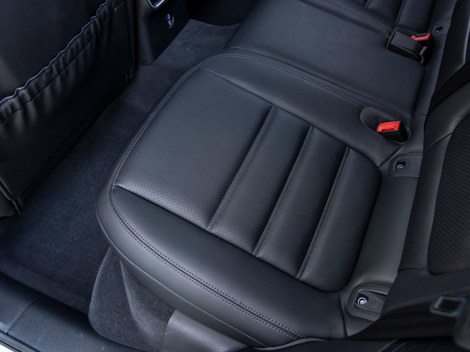 Certified 2025 Porsche Macan AWD/4WD image 42