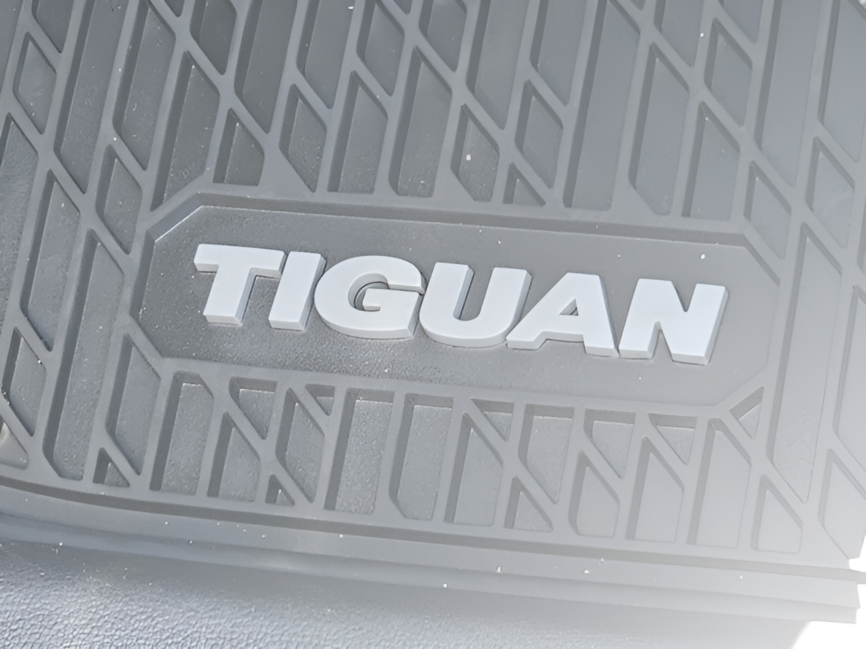 Certified 2024 Volkswagen Tiguan SE R-Line FWD image 37