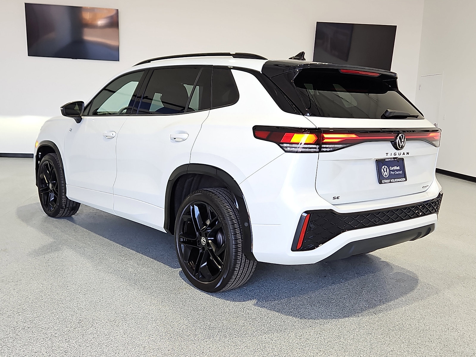 Certified 2025 Volkswagen Tiguan SE R-Line image 2