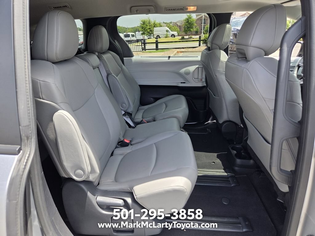 Used 2025 Toyota Sienna XLE FWD image 15