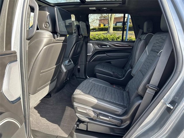 Certified 2022 Cadillac Escalade Sport Platinum w/ Heavy-Duty Trailer Package image 14