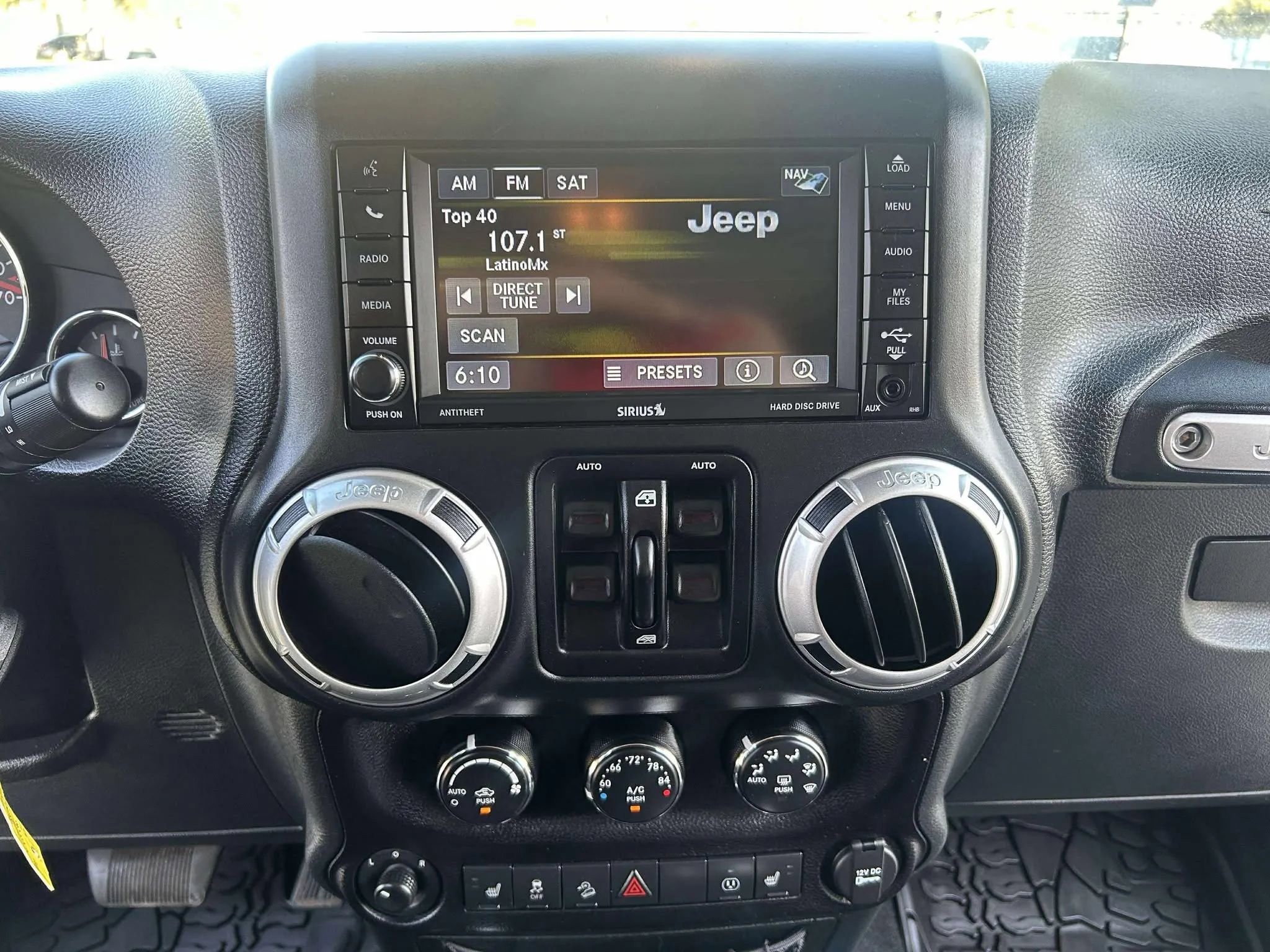 Used 2016 Jeep Wrangler Unlimited Rubicon AWD/4WD image 15