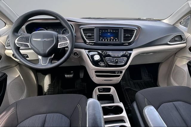 Used 2020 Chrysler Voyager L FWD image 6