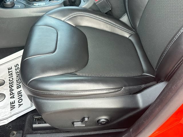 Used 2021 Jeep Cherokee Latitude Plus AWD/4WD image 17