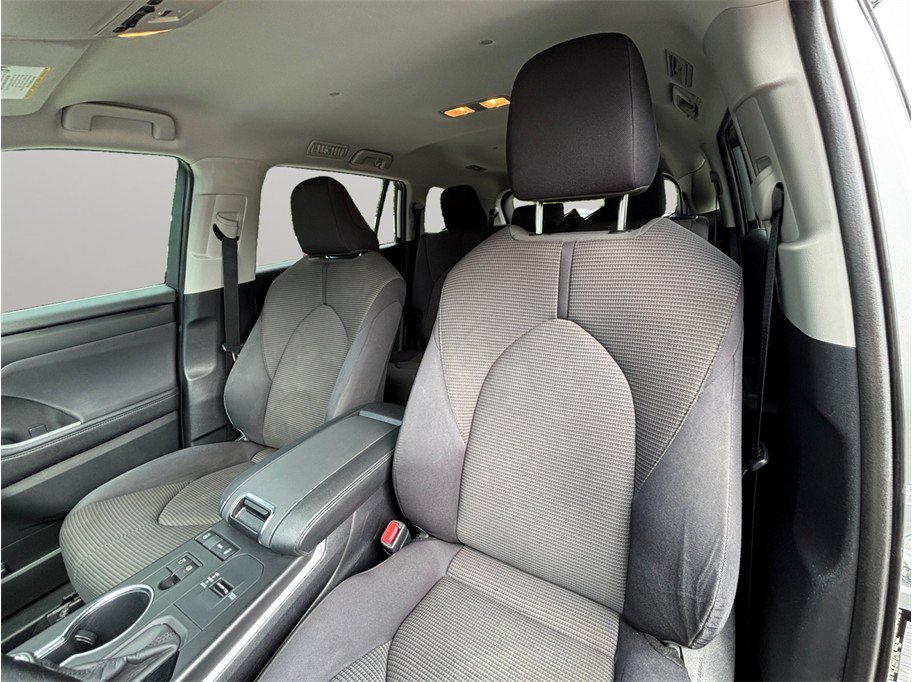 Used 2020 Toyota Highlander LE FWD image 16