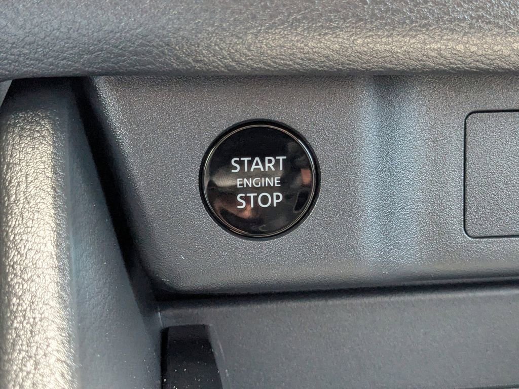 Used 2025 Nissan Rogue SV FWD image 30